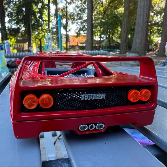 Burago 1987 FERRARI F40 1/24 Scale Diecast Made In Italy - Picture 3 of 10